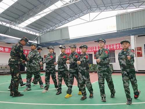 夏令营活动可以改善孩子们的性格和学业问题