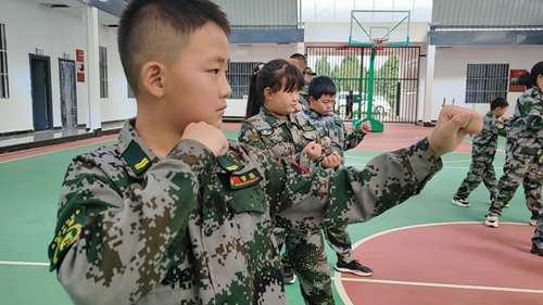 昆明军事夏令营分享降温时孩子如何防寒