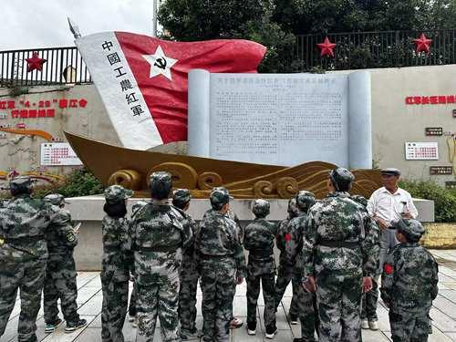 昆明军事夏令营分享降温时孩子如何防寒