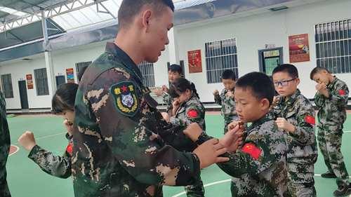 昆明军事夏令营可以让小孩子得到什么锻炼